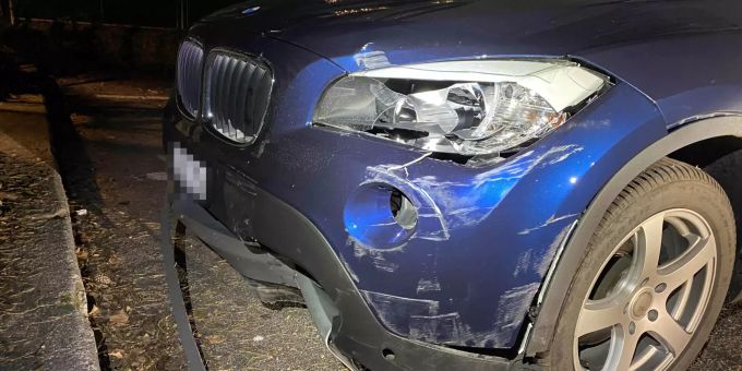 Der alkoholisierte Automobilist rammte zwei Inselschutzpfosten. Unfall