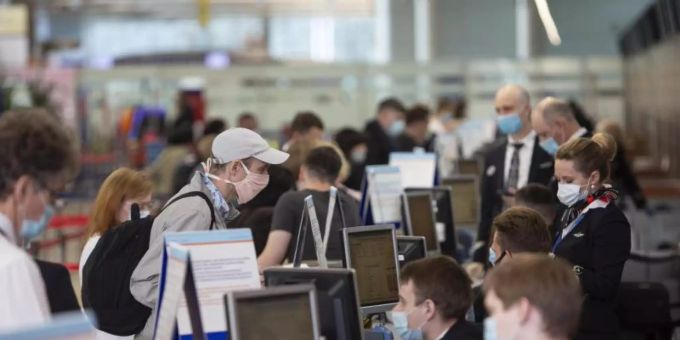 Passagiere vor Abfertigungsschaltern am Internationalen Flughafen Scheremetjewo in Moskau. Foto: Alexander Zemlianichenko Jr/XinHua/dpa Passagiere vor Abfertigungsschaltern am Internationalen Flughafen Scheremetjewo in Moskau. Foto: Alexander Zemlianichenko Jr/XinHua/dpa