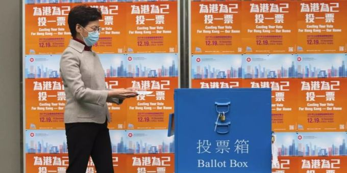 Hongkongs Regierungschefin Carrie Lam gibt ihre Stimme für die Parlamentswahlen in Hongkong ab. Foto: Kin Cheung/AP/dpa Hongkongs Regierungschefin Carrie Lam gibt ihre Stimme für die Parlamentswahlen in Hongkong ab. Foto: Kin Cheung/AP/dpa