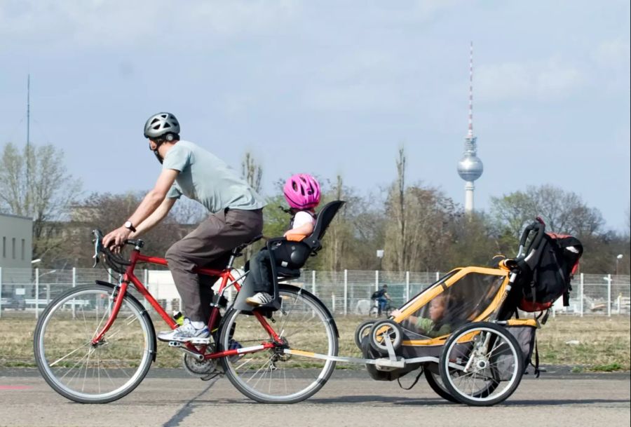 Mann fährt sein Velo.