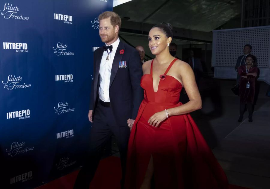 Prinz Harry mit seiner Frau Meghan bei der Gala.