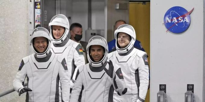 Die Astronauten (von links) Tom Marshburn, Matthias Maurer aus Deutschland, Raja Chari und Kayla Barron sind auf dem Weg zur Startrampe. Foto: John Raoux/AP/dpa Die Astronauten (von links) Tom Marshburn, Matthias Maurer aus Deutschland, Raja Chari und Kayla Barron sind auf dem Weg zur Startrampe. Foto: John Raoux/AP/dpa