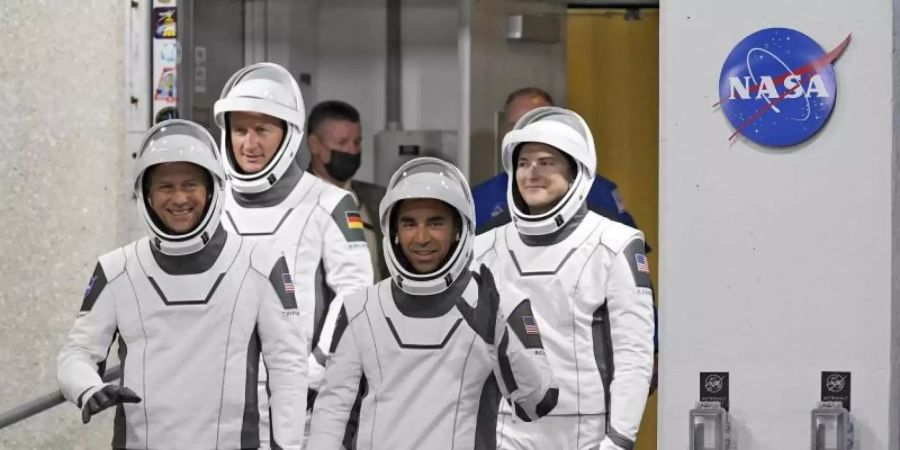 Die Astronauten (von links) Tom Marshburn, Matthias Maurer aus Deutschland, Raja Chari und Kayla Barron sind auf dem Weg zur Startrampe. Foto: John Raoux/AP/dpa