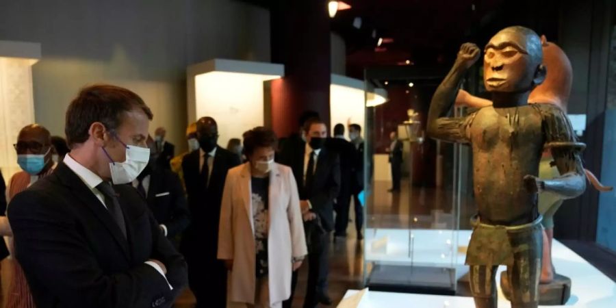 Emmanuel Macron mit einem der Artefakte im Museum Quai Branly