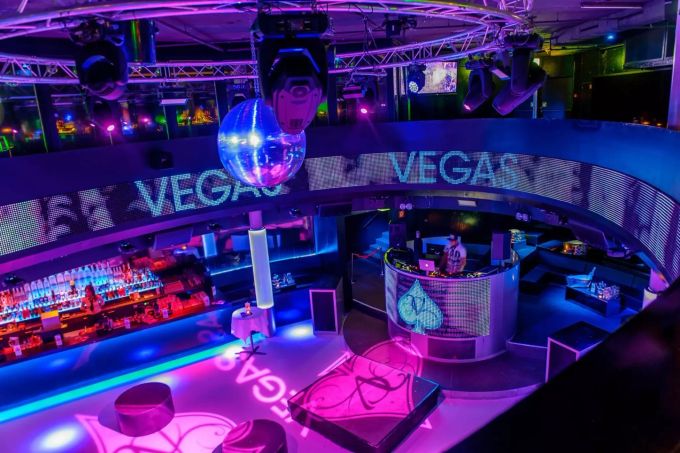 Die Jungen freut es, dass sie wieder feiern gehen können. vegas club luzern