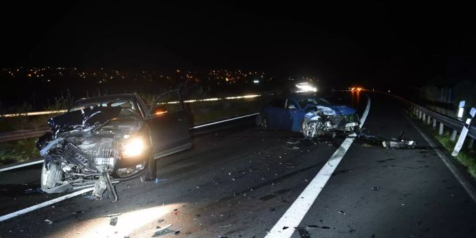 Die beiden total beschädigten Autos wurden aufgeladen und abtransportiert. Unfall