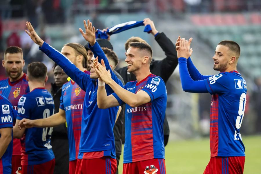 Die Basel-Spieler jubeln nach dem Sieg im Wallis.