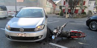 Näfels GL - Verkehrsunfall zwischen Auto und Töff