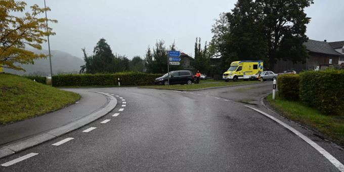 Der Rettungsdienst brachte die Rollerfahrerin ins Spital. Kantonspolizei St. Gallen