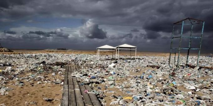 Plastikmüll liegt an einem Strand am Mittelmeer nördlich von Beirut. Laut einer aktuellen Studie treiben rund 3760 Tonnen Plastik auf der Oberfläche des Mittelmeeres. Foto: Marwan Naamani/dpa Plastikmüll liegt an einem Strand am Mittelmeer nördlich von Beirut. Laut einer aktuellen Studie treiben rund 3760 Tonnen Plastik auf der Oberfläche des Mittelmeeres. Foto: Marwan Naamani/dpa