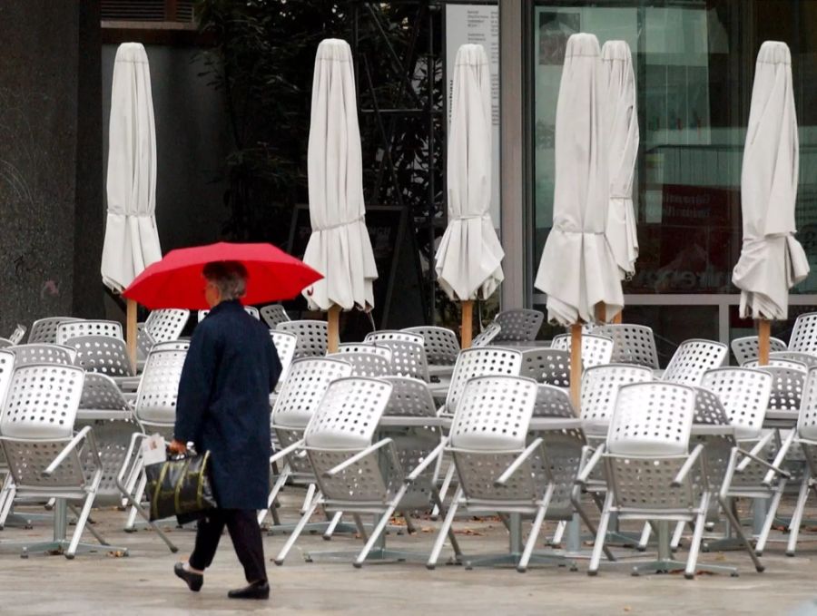 Eigentlich fehlen den Schweizer Restaurant wegen dem Regenwetter die Gäste auf den Terrassen.