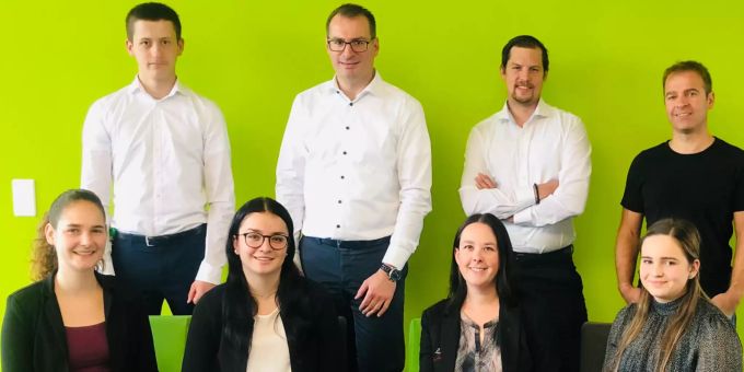 Das Team der Confides AG am Standort Gossau mit Standortleiterin und Interviewpartnerin Nadine Ebneter (vorne 3.v.l.). Confides AG Gossau
