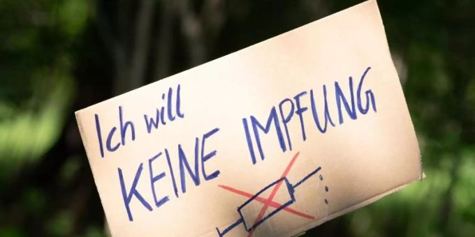 Ein Schild mit der Aufschrift «Ich will keine Impfung» hält ein Demonstrationstelnehmer. Foto: Sebastian Kahnert/dpa-Zentralbild/dpa Ein Schild mit der Aufschrift «Ich will keine Impfung» hält ein Demonstrationstelnehmer. Foto: Sebastian Kahnert/dpa-Zentralbild/dpa
