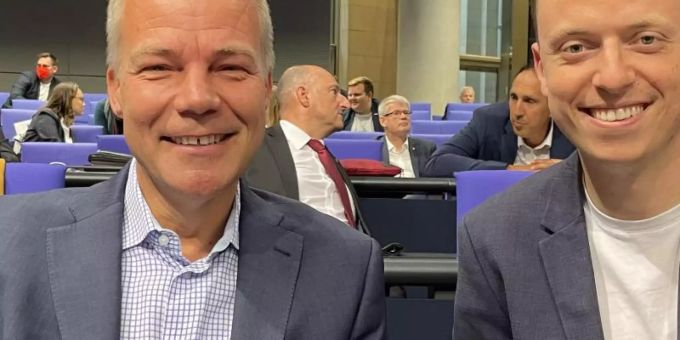 Die beiden SPD-Bundestagsabgeordneten Matthias Miersch (l) und Adis Ahmetovic bei einer Sitzung der SPD-Bundestagsfraktion. Foto: Adis Ahmetovic/dpa Die beiden SPD-Bundestagsabgeordneten Matthias Miersch (l) und Adis Ahmetovic bei einer Sitzung der SPD-Bundestagsfraktion. Foto: Adis Ahmetovic/dpa