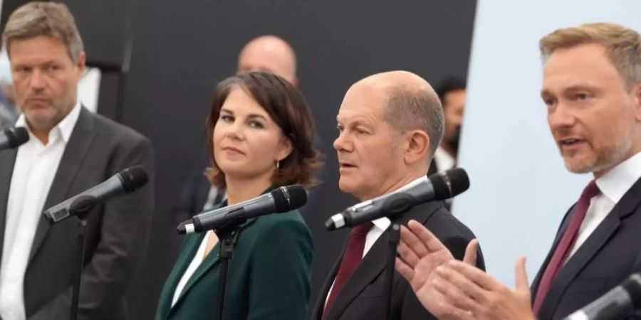 Robert Habeck, Annalena Baerbock, Olaf Scholz und Christian Lindner: Wird der Koalitionsvertrag am Mittwoch vorgelegt?. Foto: Kay Nietfeld/dpa