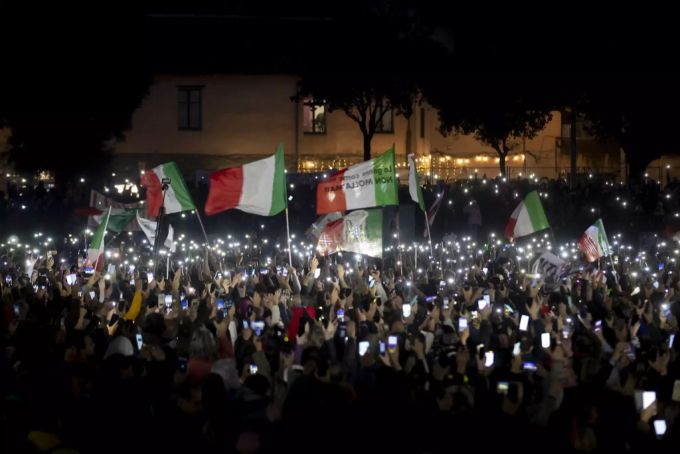 In Italien kommt es immer wieder zu Protesten gegen den «Grünen Pass», das Zertifikat. Corona