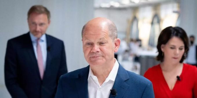 Olaf Scholz, Annalena Baerbock und Christian Lindner: Die Ampel-Koalitionäre haben sich auf eine Verteilung der Ministerien geeinigt. Foto: Kay Nietfeld/dpa Olaf Scholz, Annalena Baerbock und Christian Lindner: Die Ampel-Koalitionäre haben sich auf eine Verteilung der Ministerien geeinigt. Foto: Kay Nietfeld/dpa