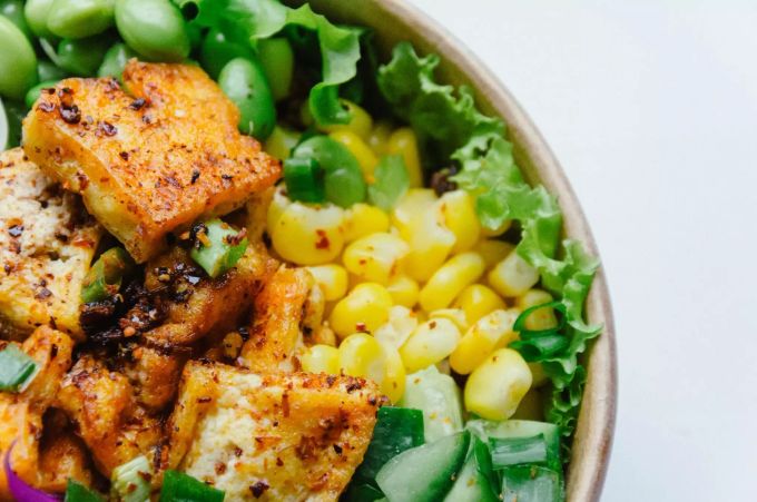 Tofu lässt sich gut marinieren, zum Beispiel auf asiatische Art mit Sojasauce, Sesamöl, Chili und Knoblauch. Tofu