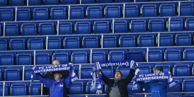Die Zugangsregeln bei der TSG 1899 Hoffenheim werden weiter verschärft: Fans halten vor leeren Zuschauerrängen ihre Schals in die Höhe. Foto: Uwe Anspach/dpa Die Zugangsregeln bei der TSG 1899 Hoffenheim werden weiter verschärft: Fans halten vor leeren Zuschauerrängen ihre Schals in die Höhe. Foto: Uwe Anspach/dpa