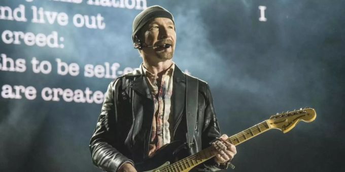 David Howell Evans alias The Edge, Gitarrist der irischen Rockband U2, tritt beim Bonnaroo Music and Arts Festival mit seiner Band auf. Foto: Amy Harris/Invision/AP/dpa David Howell Evans alias The Edge, Gitarrist der irischen Rockband U2, tritt beim Bonnaroo Music and Arts Festival mit seiner Band auf. Foto: Amy Harris/Invision/AP/dpa