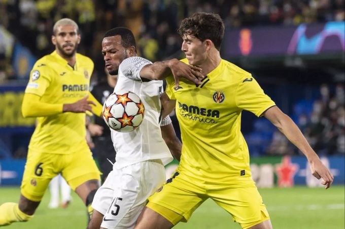 Meschack Elia und Pau Torres liefern sich ein intensives Duell in der Champions League. YB