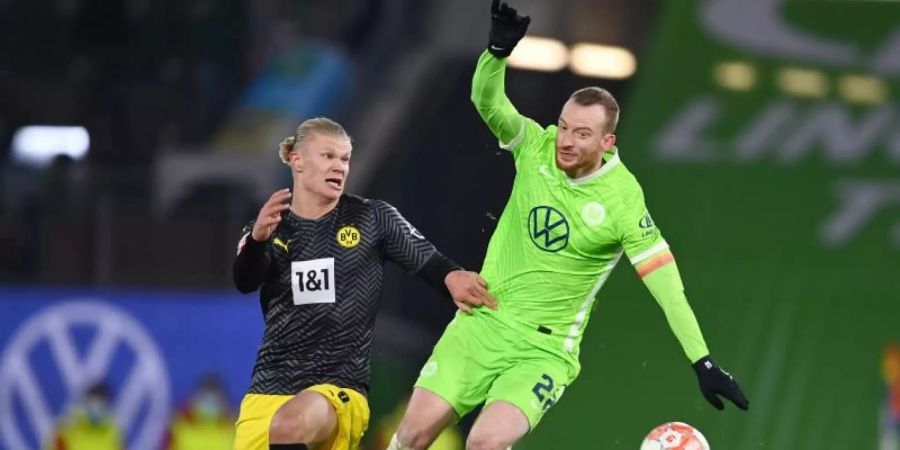 Maximilian Arnold (r) hat die sportlichen Probleme des VfL Wolfsburg in dieser Saison auch mit dem Trainerwechsel im Sommer erklärt. Foto: Swen Pförtner/dpa