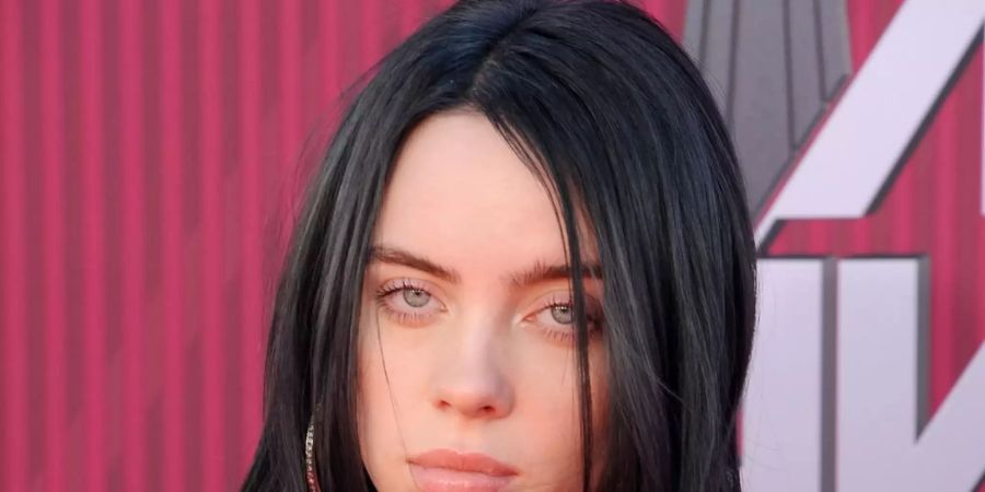 Billie Eilish hat sich von ihrer platinblonden Mähne verabschiedet.