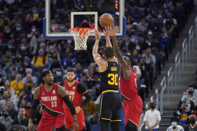 Stephen Curry von den Golden State Warriors bei einem Drei-Punkte-Wurf. Golden State Warriors
