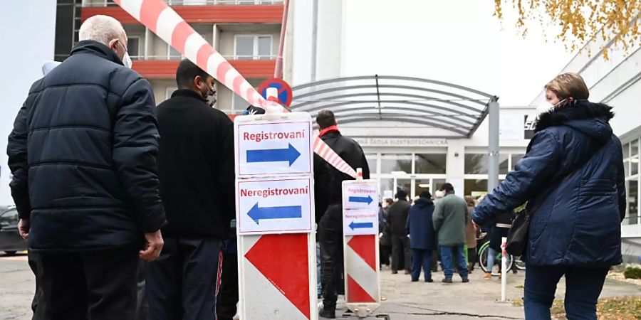 Menschen stehen im slowakischen Trnava Schlange, um sich gegen das Coronavirus impfen zu lassen. Foto: Luk·ö Grinaj/TASR/dpa