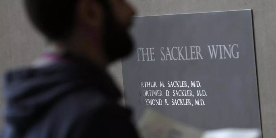 Ein Schild mit einigen Namen der Familie Sackler ist im Metropolitan Museum of Art in New York zu sehen. (Archivbild). Foto: Seth Wenig/AP/dpa