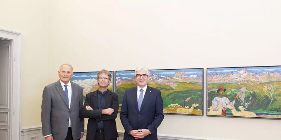 Das bedeutende Panorama des Bündner Künstlers Giovanni Giacometti gehört nun dem Bündner Kunstmuseum. Walter Reinhart, Präsident der Stiftung Bündner Kunstsammlung, Stephan Kunz, Künstlerischer Direktor des Museums und Jon Domenic Parolini, Kulturdirektor freuen sich über die grosszügige Schenkung.