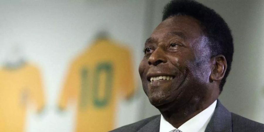 Die brasilianische Fussball-Legende Pelé 2016. Zwei Wochen nach seiner Entlassung aus dem Krankenhaus ist er nun offensichtlich auf dem Weg der Besserung. Foto: Will Oliver/EPA/dpa