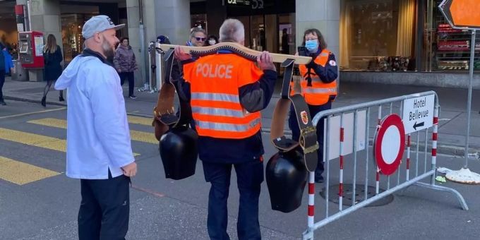 Kapo nimmts locker - Berner Polizist posiert mit Trychel an Demo