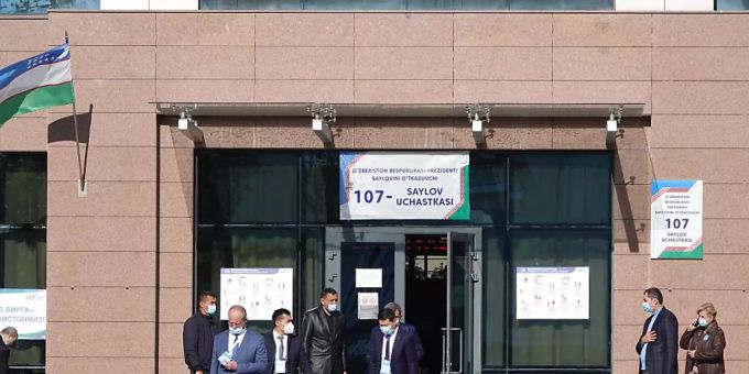 Internationale Wahlbeobachter verlassen das Wahllokal 107 in der usbekischen Hauptstadt Taschenk. Nach fünf Jahren Reformkurs unter Staatschef Schawkat Mirsijojew hat die zentralasiatische Republik Usbekistan eine Präsidentenwahl abgehalten. Foto: Ulf Mauder/dpa-Zentralbild/dpa Internationale Wahlbeobachter verlassen das Wahllokal 107 in der usbekischen Hauptstadt Taschenk. Nach fünf Jahren Reformkurs unter Staatschef Schawkat Mirsijojew hat die zentralasiatische Republik Usbekistan eine Präsidentenwahl abgehalten. Foto: Ulf Mauder/dpa-Zentralbild/dpa