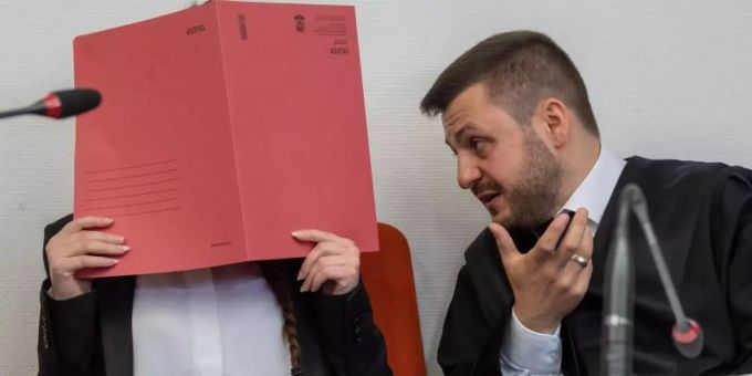 Die Angeklagte Jennifer W. im Gerichtssaal mit einem roten Aktendeckel vor ihrem Gesicht. Foto: Peter Kneffel/dpa Die Angeklagte Jennifer W. im Gerichtssaal mit einem roten Aktendeckel vor ihrem Gesicht. Foto: Peter Kneffel/dpa