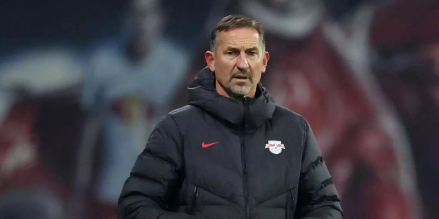 Als Platzhalter an der Seitenlinie soll Achim Beierlorzer im Fernduell mit dem FC Brügge wenigstens noch Gruppenplatz sichern. Foto: Jan Woitas/dpa