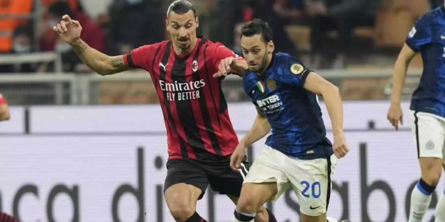 AC-Stürmer Zlatan Ibrahimovic (l) im Zweikampf mit Hakan Calhanoglu. Foto: Antonio Calanni/AP/dpa
