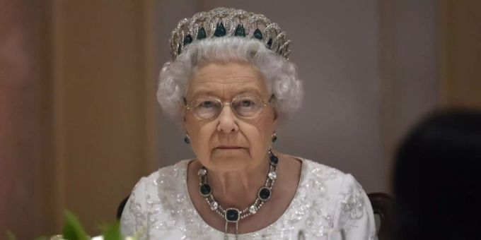 Ganz schön nobel - Die Queen isst Bananen mit Messer und Gabel