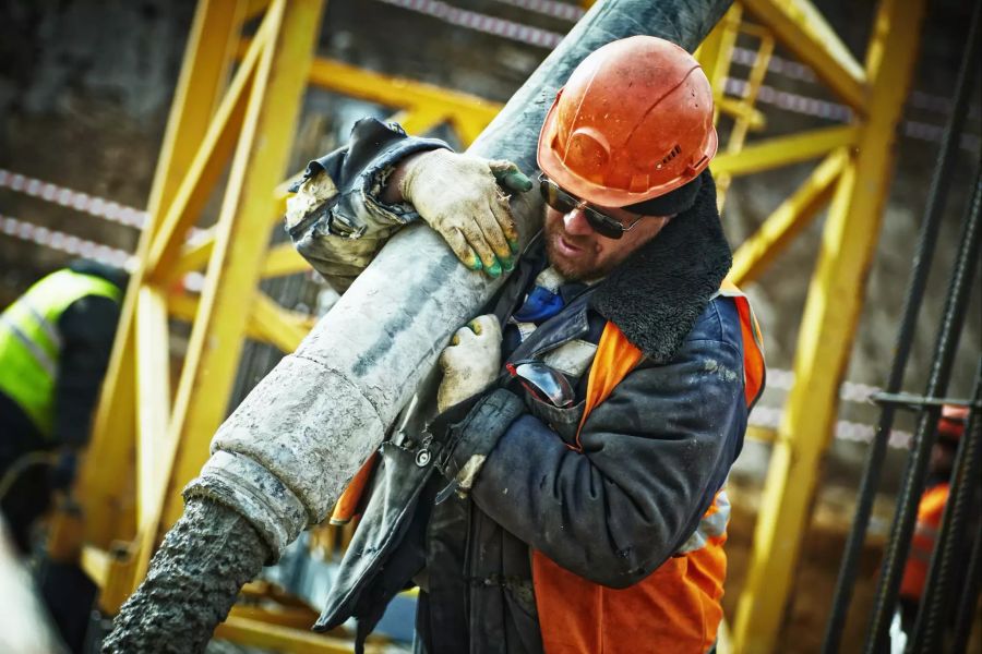 Arbeiter Baustelle Gerät geschultert