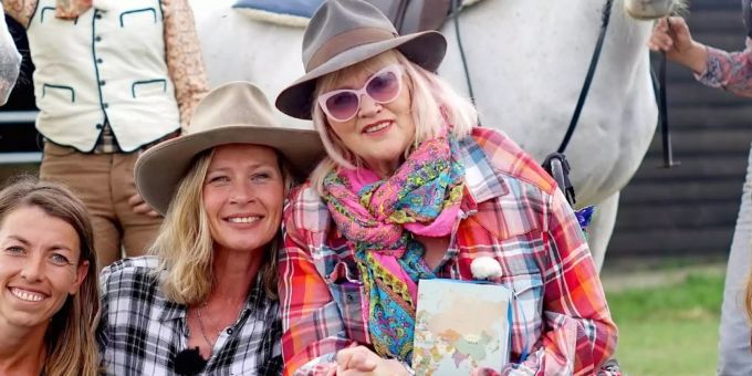 Gaby Köster: Ein Rollstuhl hält sie nicht vom Reiten ab. gaby köster