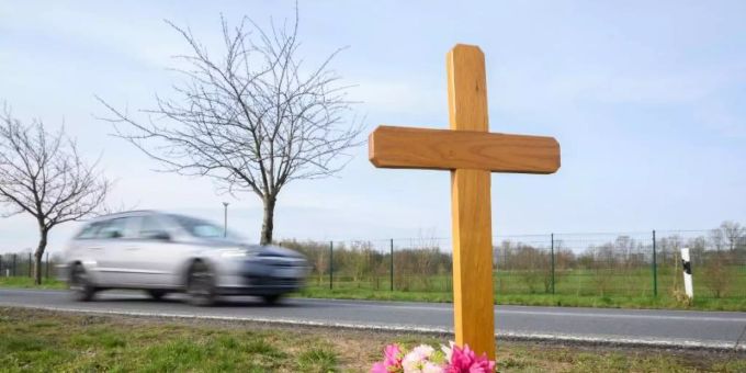 Einer Schätzung der Bundesanstalt für Strassenwesen zufolge wird es im laufenden Jahr etwa 2520 Getötete im Strassenverkehr geben. Foto: Julian Stratenschulte/dpa/Symbolbild Einer Schätzung der Bundesanstalt für Strassenwesen zufolge wird es im laufenden Jahr etwa 2520 Getötete im Strassenverkehr geben. Foto: Julian Stratenschulte/dpa/Symbolbild