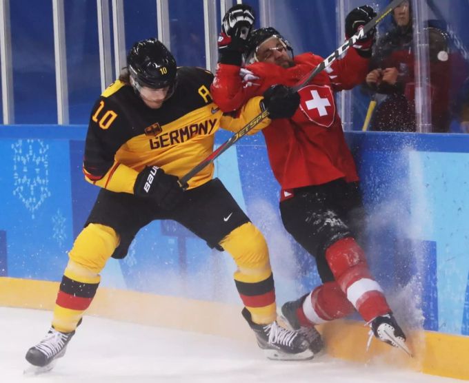 Christian Ehrhoff im Duell mit Thomas Rüfenacht bei den Olympischen Spielen. Thomas Ehrhoff