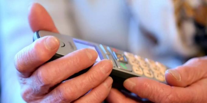 Einsamkeit, Kriegs-Unsicherheit und Sorgen in der Pandemie machen sich auch bei der Telefonseelsorge bemerkbar. Foto: Britta Pedersen/dpa-Zentralbild/dpa sorgentelefon