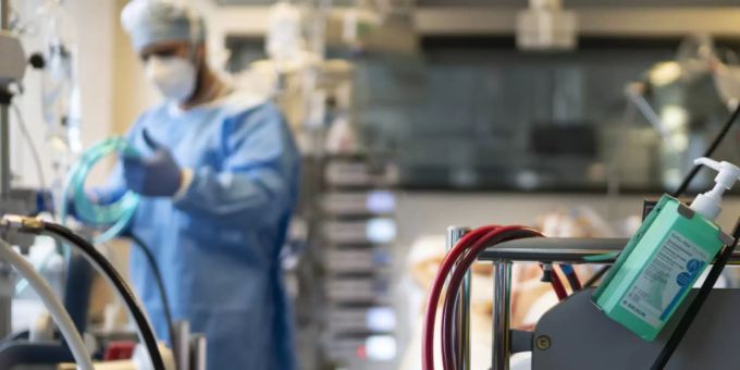 Ärzte und Pflegepersonal wechseln die Lungenersatz-Maschine auf der Covid-19-Intensivstation des Stadtspitals Triemli in Zürich. Ärzte und Pflegepersonal wechseln die Lungenersatz-Maschine auf der Covid-19-Intensivstation des Stadtspitals Triemli in Zürich.