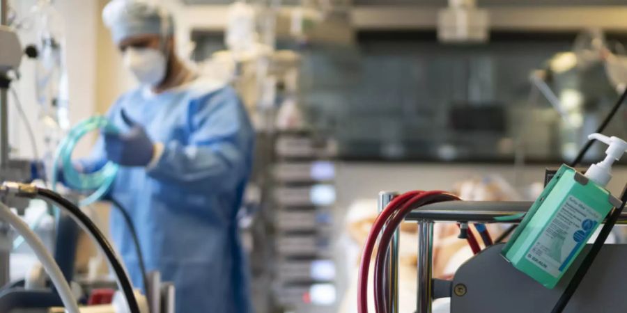 Ärzte und Pflegepersonal wechseln die Lungenersatz-Maschine auf der Covid-19-Intensivstation des Stadtspitals Triemli in Zürich.