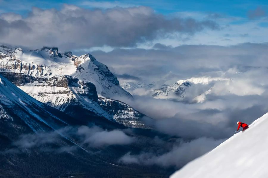 Berggebiet Schnee Skifahrer rot