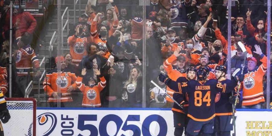Die Edmonton Oilers durften sich über den Sieg gegen die Pittsburgh Penguins freuen. Foto: Jason Franson/The Canadian Press via AP/dpa