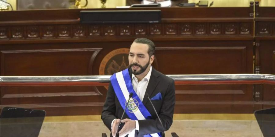 Der salvadorianische Präsident Nayib Bukele gestikuliert während seiner Rede vor dem Kongress anlässlich des Jahrestages des Endes seines zweiten Regierungsjahres. (Archivbild). Foto: Camilo Freedman/ZUMA Wire/dpa