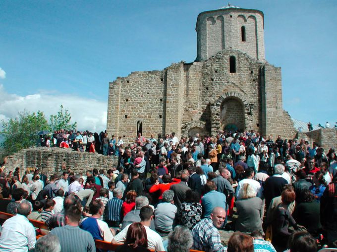 Orthodoxe Gläubige vor dem Djudjevi Stupovi Kloster in Serbien. Kloster Serbien