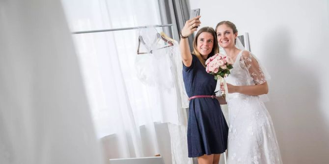 Braut Frau blaues Kleid Selfie